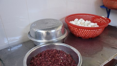 Tiếp vụ cấp dưỡng “tố” bị trù dập: Thức ăn không được che đậy, nhân viên không mặc đồng phục đúng quy định