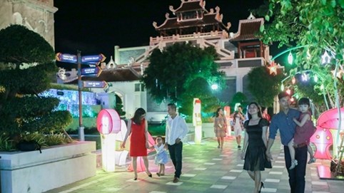 Du khách ấn tượng với trung thu khác lạ ở Sun World Danang Wonders