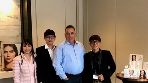 Dược sĩ Tiến tới Mỹ tham dự hội thảo Thẩm mỹ quốc tế