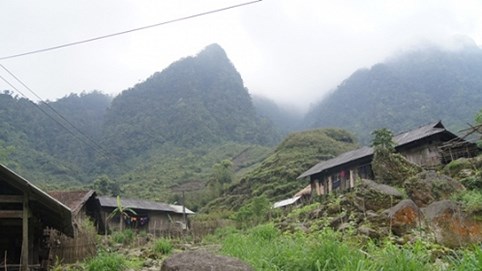 “Bản trường thọ” dưới chân núi Ba Tiên