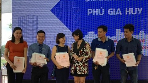 Hơn 300 khách hàng vui mừng nhận sổ hồng tại dự án Phú Gia Huy