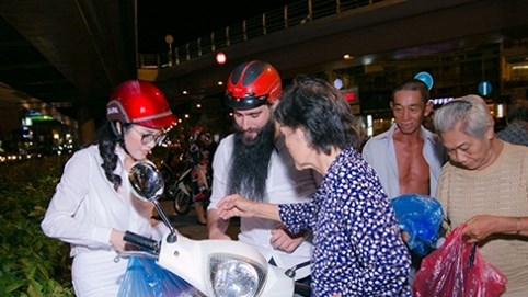 Emily Hồng Nhung cùng đạo diễn Jordan Vogt-Roberts đi phát cơm từ thiện