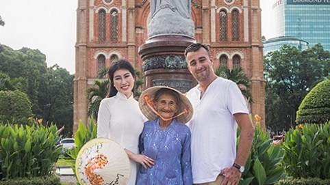 Emily Hồng Nhung đưa cụ Xong đi tham quan TP.Hồ Chí Minh