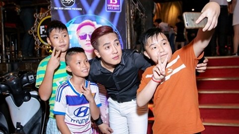 Fans nhí theo ba mẹ từ Bình Dương lên Sài Gòn gặp Châu Khải Phong