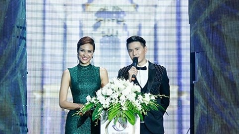 Gãy chân trước thềm chung kết Miss Asean Friendship 2017, Vũ Mạnh Cường vẫn liều làm MC