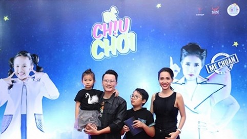 Gia đình ca sĩ Hoàng Bách hào hứng đi xem nhạc kịch 