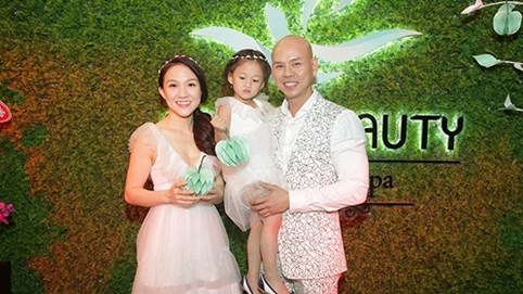 Gia đình Phan Đinh Tùng mặc tone-sur-tone trong ngày khai trương Spa