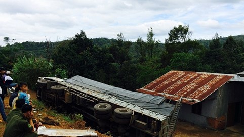 Gia Lai: Xe tải ngã nhào xuống sân nhà dân