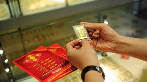 Giá vàng hôm nay 26/12: Vàng thế giới dậy sóng, trong nước lừng khừng