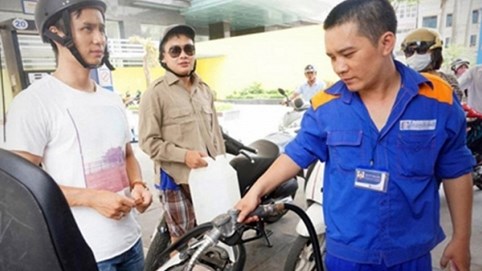 Giá xăng giảm sốc: Xuống mức thấp nhất mấy năm qua