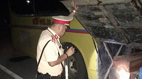 Quảng Nam: Xe khách hối lộ 10 triệu đồng để thoát tội chở gỗ lậu