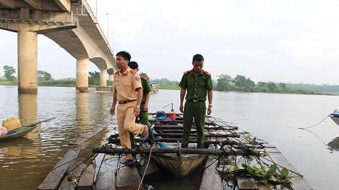 Quảng Nam: Bắt ghe máy vận chuyển gỗ lậu lúc rạng sáng