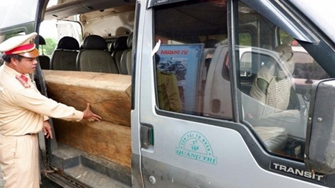 Quảng Nam: Bắt xe khách chở gỗ lậu trên đường Hồ Chí Minh