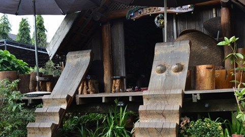 Bí mật về bộ ngực trên cầu thang gỗ của đồng bào Ê đê