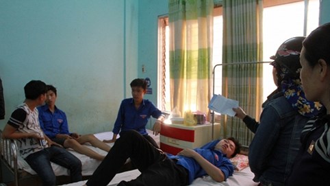 Gia Lai: 2 học sinh tử vong trong xe khách do xe tải lùi giữa đường