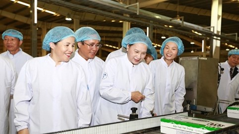 Vinamilk chia sẻ khó khăn với trẻ em vùng lũ