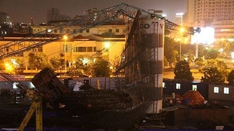 Hà Nội: 2 cần cẩu tại công trường của Vimeco bất ngờ gãy đổ