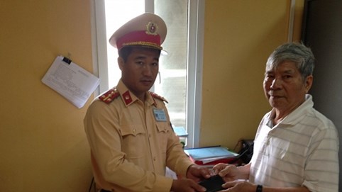Hà Nội: Đội CSGT Đường Sắt trao trả ví tiền cho người dân