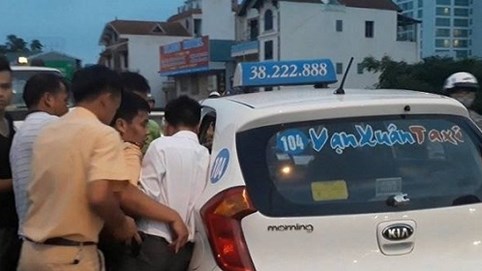 Hà Nội: Đi xe máy kẹp 3, đâm trúng CSGT rồi bỏ chạy