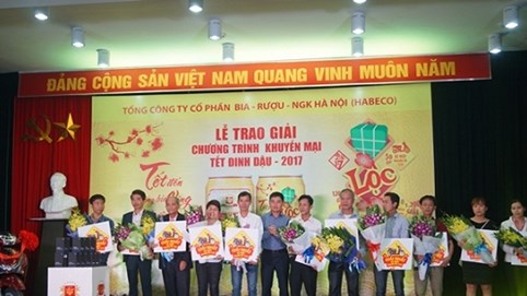 HABECO trao giải thưởng Chương trình khuyến mại bia lon Hà Nội Tết 2017