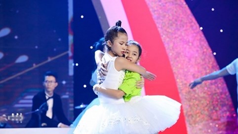 Hai cô bé 10 tuổi diễn vở nhạc kịch xúc động khiến ai cũng lặng người