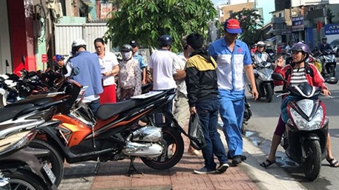 Hai ngày sau bão, tiệm sửa xe vẫn đông nghịt khách