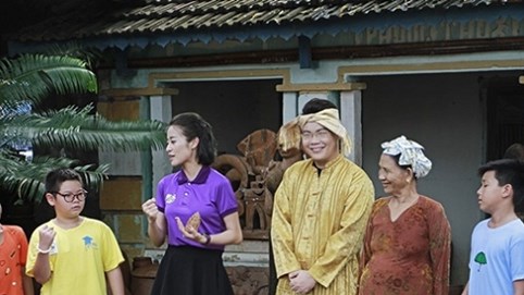 Hamlet Trương trải nghiệm cùng các cầu thủ nhí để tìm ý tưởng viết sách