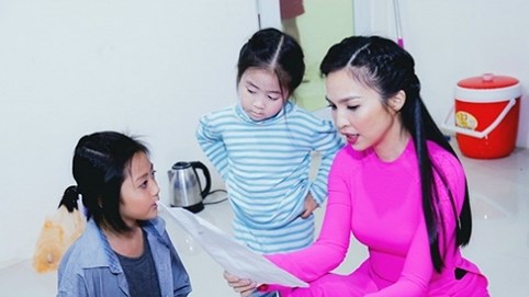 Hiền Thục xuất hiện đằm thắm với tà áo dài phụ diễn cho “bà mẹ nhí”
