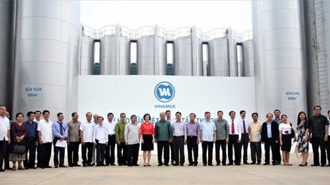 Đoàn đại biểu Đảng Nhân dân Cách mạng Lào thăm và làm việc tại nhà máy của Vinamilk