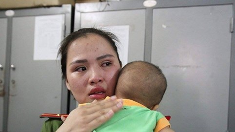Cảm động nữ công an chăm bé 7 tháng bị bỏ rơi