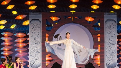 Hoa hậu Hà Kiều Anh làm vedette đêm diễn của NTK Đức Hùng