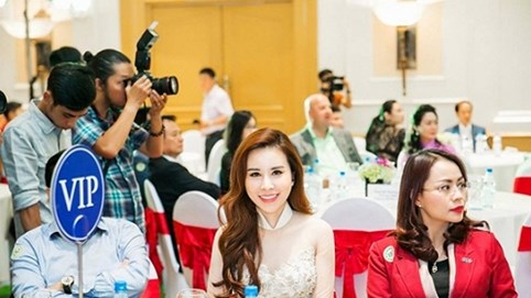 Hoa hậu Hoàng Dung khoe nhan sắc 