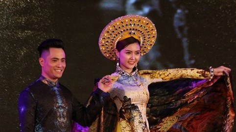 Hoa hậu Ngọc Duyên kiêu kỳ trong tà áo dài của NTK Nhật Dũng