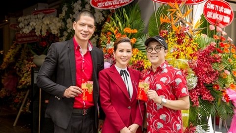 Hoa hậu Thu Hoài chính thức khai trương cửa hàng trà sữa