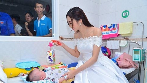 Hoa khôi Hải Yến trao 100 suất quà cho bệnh nhi nghèo