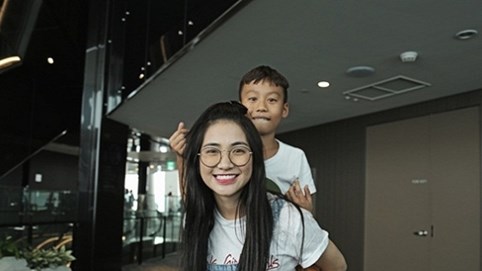 Hòa Minzy cùng các cầu thủ nhí “lạc lối” giữa Seoul