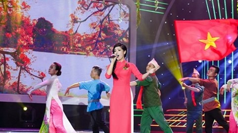 Hoàng Yến hát ca khúc 