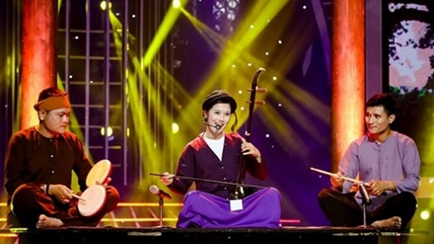 Hoàng Yến hát xẩm và chơi đàn nhị cùng lúc trên sân khấu