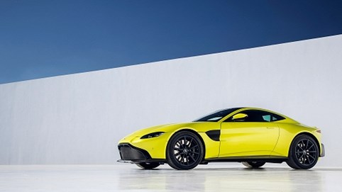 HOT: Đồng loạt khui công hai xe Aston Martin chính hãng, có V8 Vantage thế hệ mới nhất