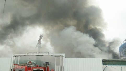 Cháy khu nhà xưởng rộng hàng trăm mét trên đường Phạm Hùng