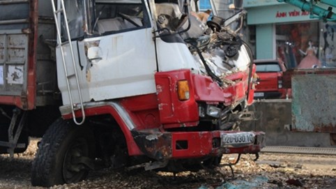 Quảng Nam: Tông đuôi xe khách, lái xe tải bị thương