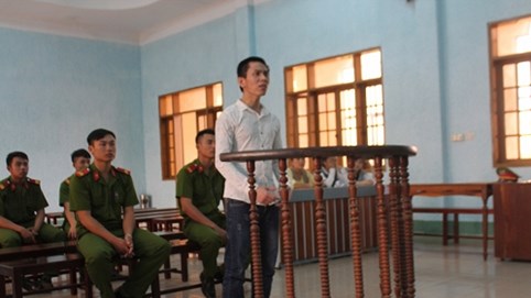 Gia Lai: “Sốc” với thái độ bất cần của siêu trộm Lê Văn Hoàn khi đứng trước vành móng ngựa