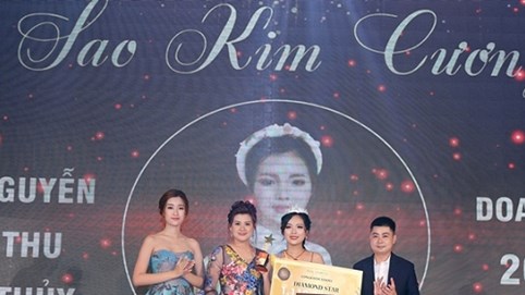 Isaac và Hoàng Hải “bùng nổ” trên sân khấu Pizu Cosmetics’ Red Passion