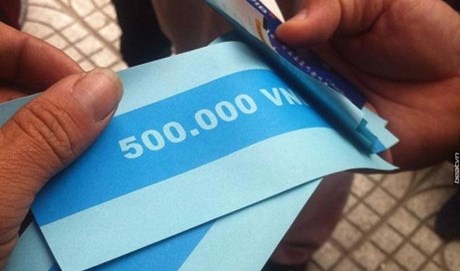 Khách hàng rút tiền khi PVcomBank đang chạy thử máy ATM