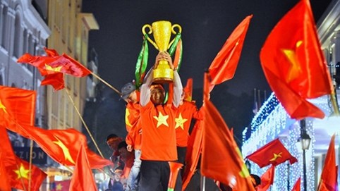 Khách sạn Sài Gòn cháy phòng, hàng quán bán xuyên đêm vì cúp vàng AFF