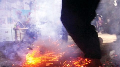 Khám phá tục “tắm than” của người Dao đỏ