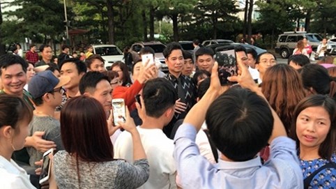 Khán giả Hàn Quốc vây kín Ngọc Sơn trong chuyến lưu diễn