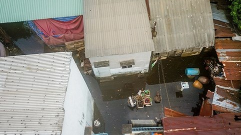 Khu dân cư ở Sài Gòn vẫn ngập nặng sau ba ngày mưa bão