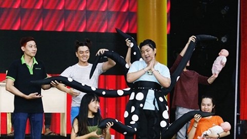 Kiều nữ Trà Ngọc, Ngọc Xuyên, Phương Linh mạo hiểm nhai than, nuốt kiếm