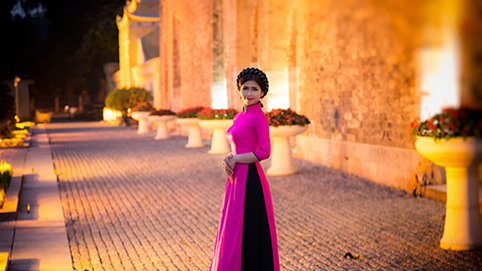 Kiều Oanh e ấp trong trang phục áo dài truyền thống